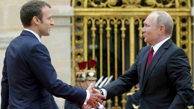 Vladimir Putin es recibido por Emmanuel Macron a su llegada al Palacio de Versalles.