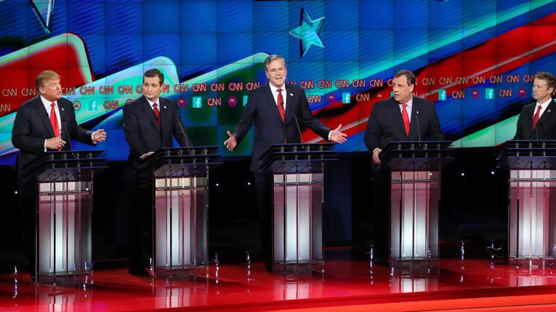 Los precandidatos republicanos a la Presidencia de los Estados Unidos (i-d) Donald Trump, Ted Cruz, Jeb Bush, Chris Christie y Rand Paul durante el debate.