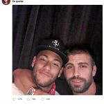 La imagen que Piqué colgó en sus redes sociales abrazando a Neymar ayer por la noche