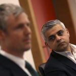 Sadiq Khan mira a Zak Goldsmith el pasado 23