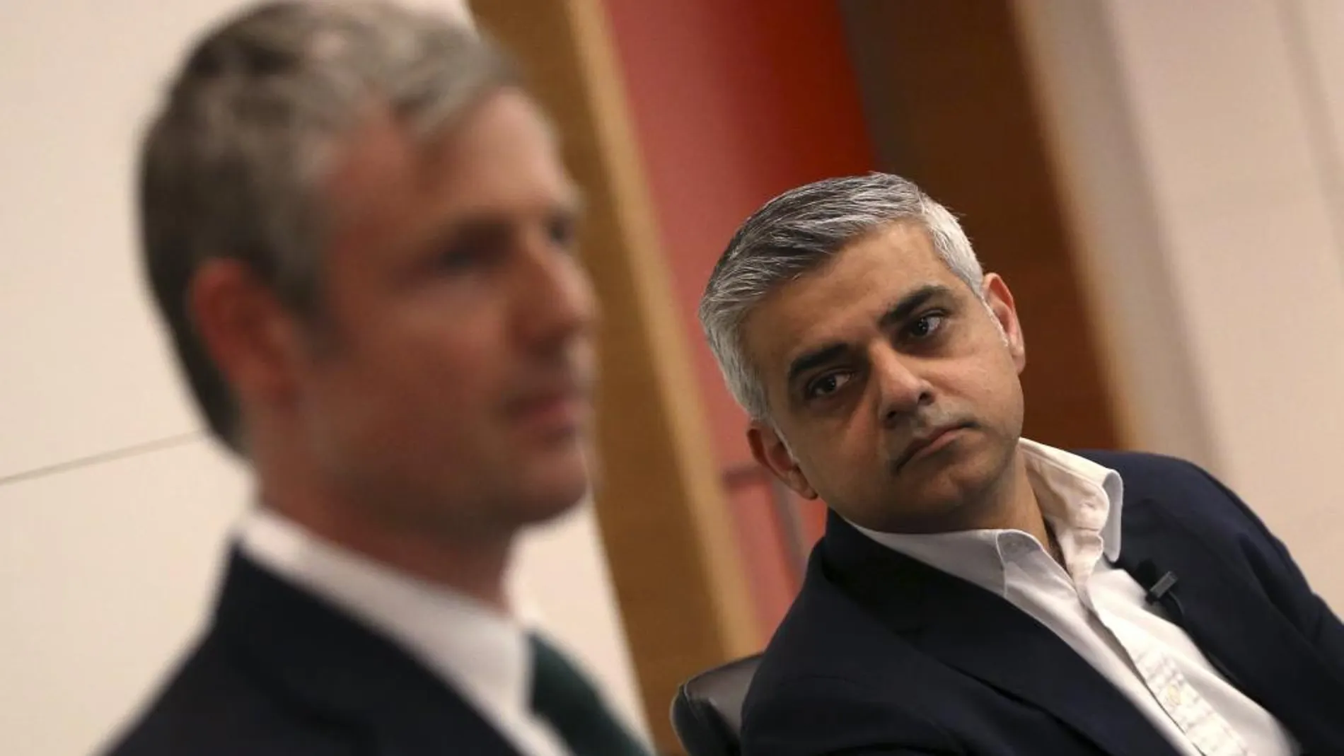 Sadiq Khan mira a Zak Goldsmith el pasado 23