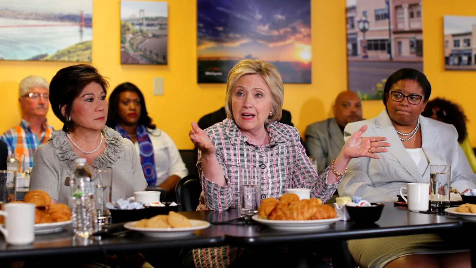 Hillary Clinton durante un encuentro en un restaurante en Vallejo, California, EEUU