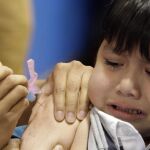 Un niño vacunado contra la gripe