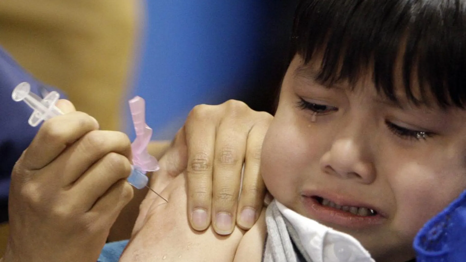 Un niño vacunado contra la gripe