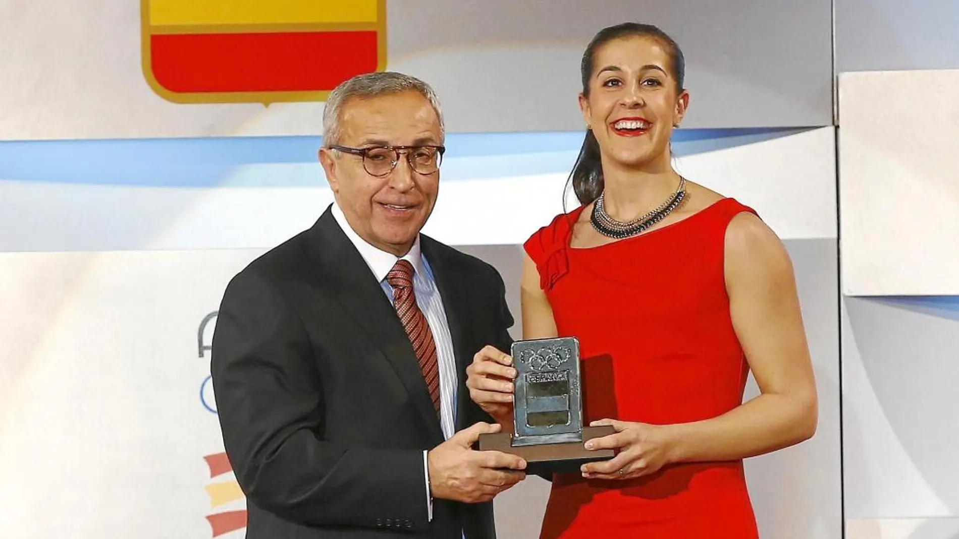 Carolina Marín fue una de las deportistas galardonadas por el COE. En la imagen, con Alejandro Blanco