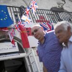 Banderas de la UE y del Reino Unido adornan la calle principal de Gibraltar