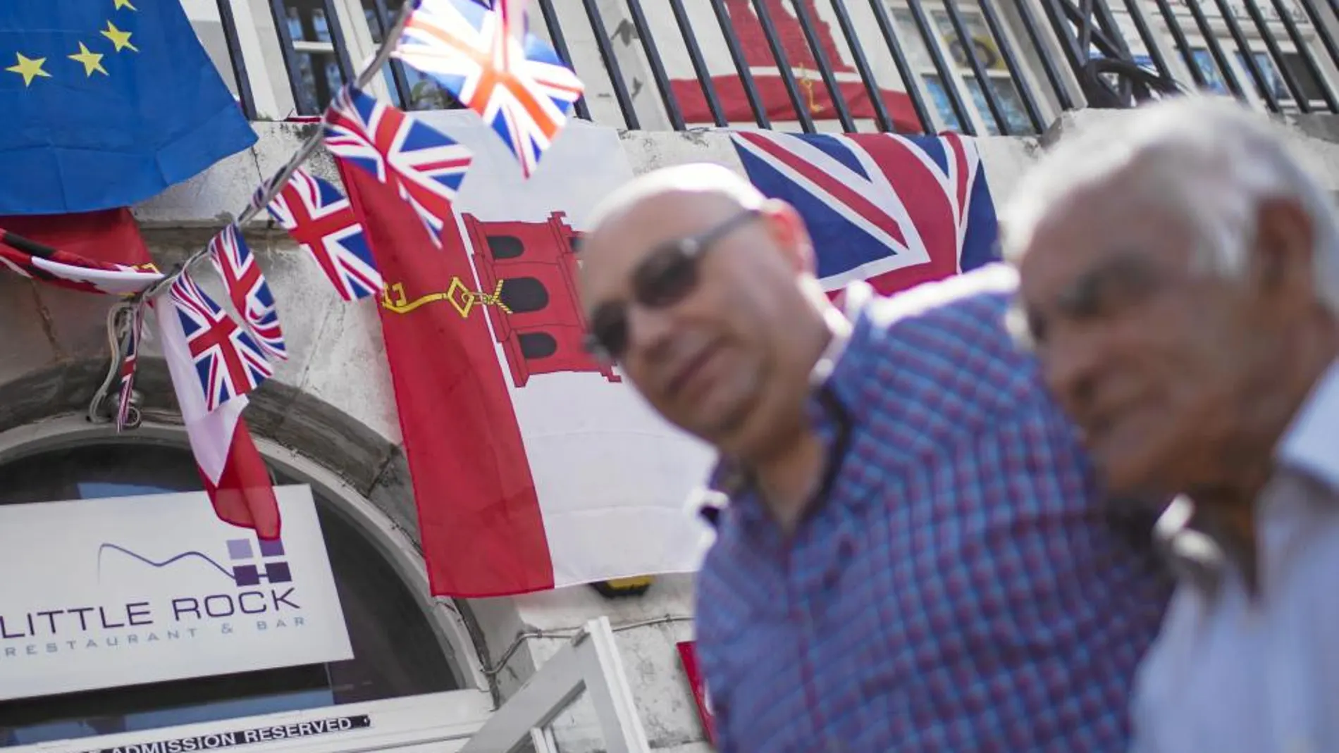 Banderas de la UE y del Reino Unido adornan la calle principal de Gibraltar