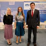 La presidenta del parlamento, Silvia Clemente, junto a Alison Hunter y Bernd Schuh en las jornadas en las Cortes