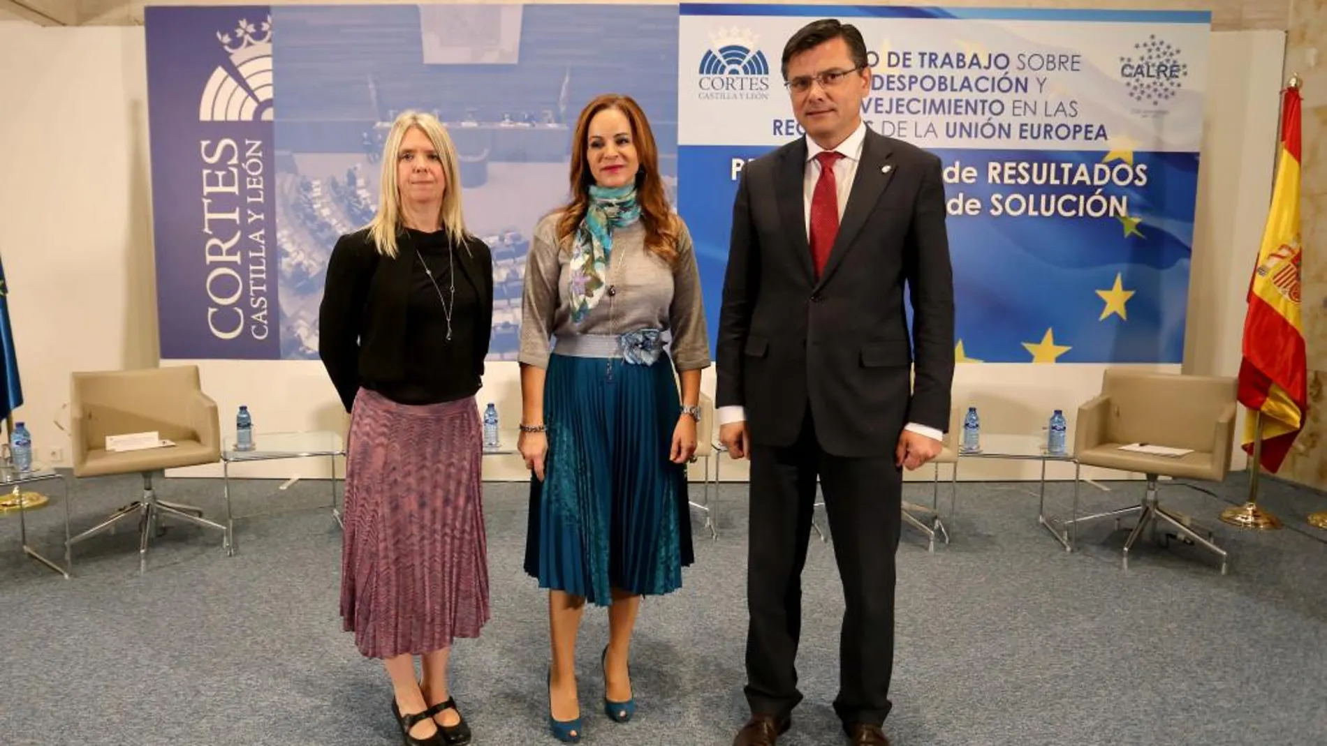 La presidenta del parlamento, Silvia Clemente, junto a Alison Hunter y Bernd Schuh en las jornadas en las Cortes