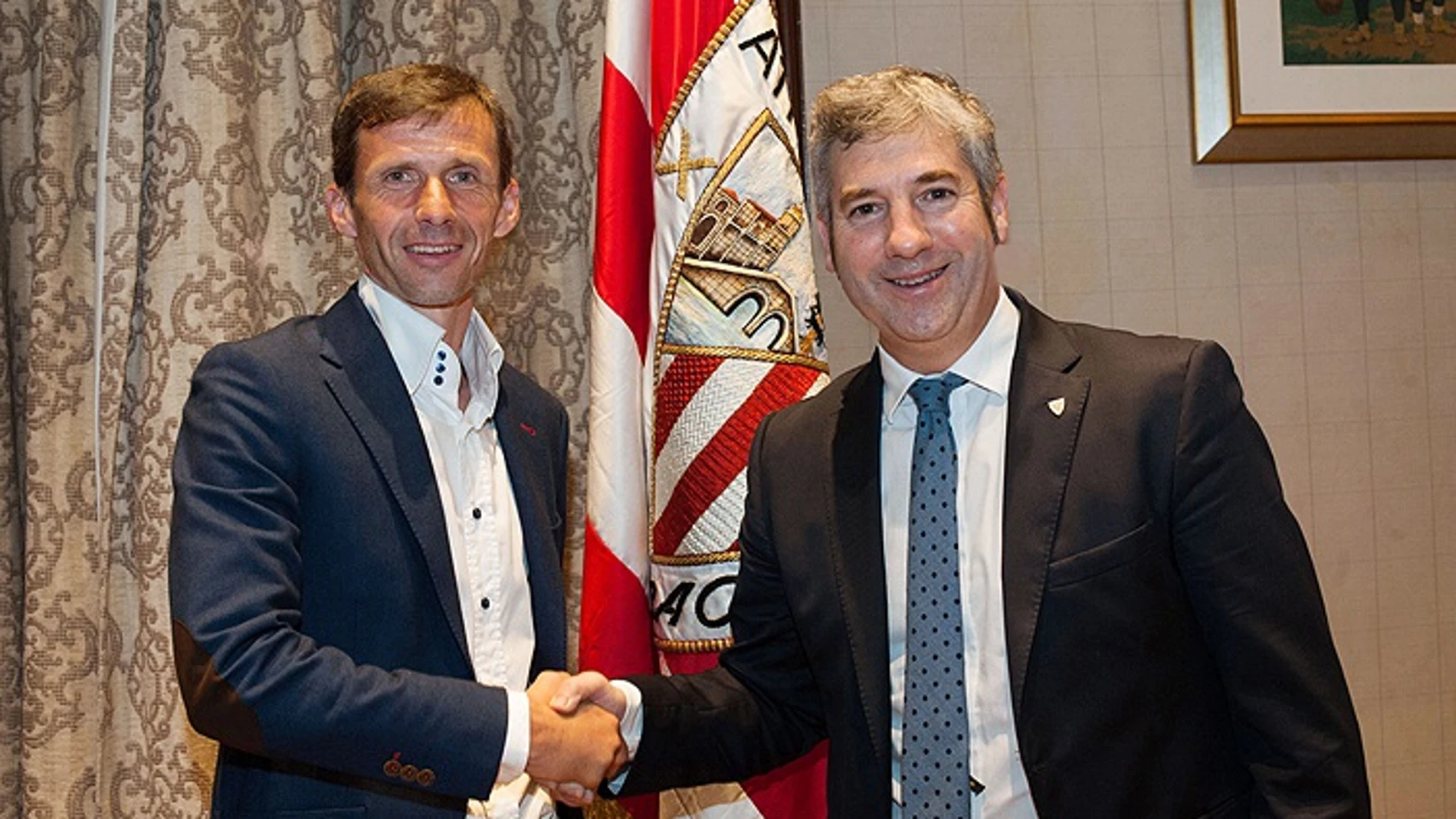 Cuco Ziganda, a la izquierda, junto al presidente del Athletic