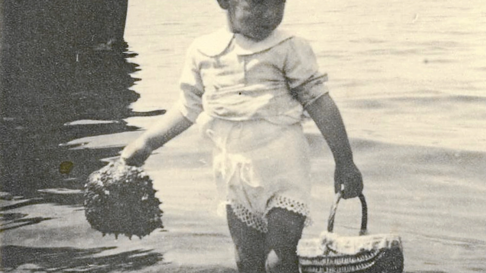 El Nobel, de niño, en una playa, cuando aún se llamaba Camilo José Cela y no se había convertido para el mundo en CJC