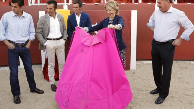 Esperanza Aguirre ha acudido esta mañana a la Escuela Taurina de Madrid, en la Venta de El Batán