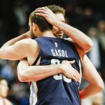 Marc Gasol (d) de Grizzlies abraza a su hermano Pau Gasol (i) de Bulls tras el partido de la NBA en el United Center de Chicago.