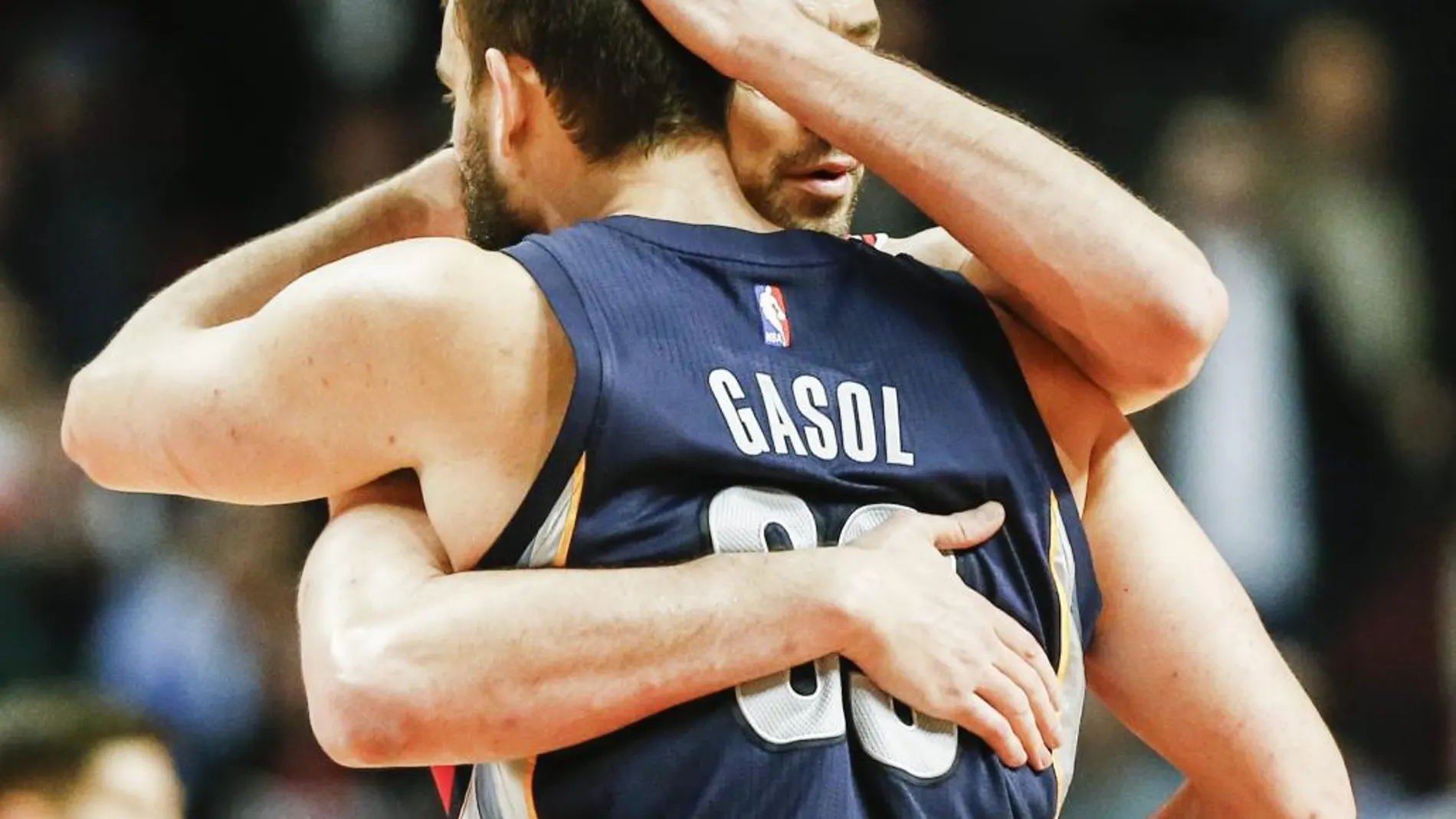 Marc Gasol (d) de Grizzlies abraza a su hermano Pau Gasol (i) de Bulls tras el partido de la NBA en el United Center de Chicago.