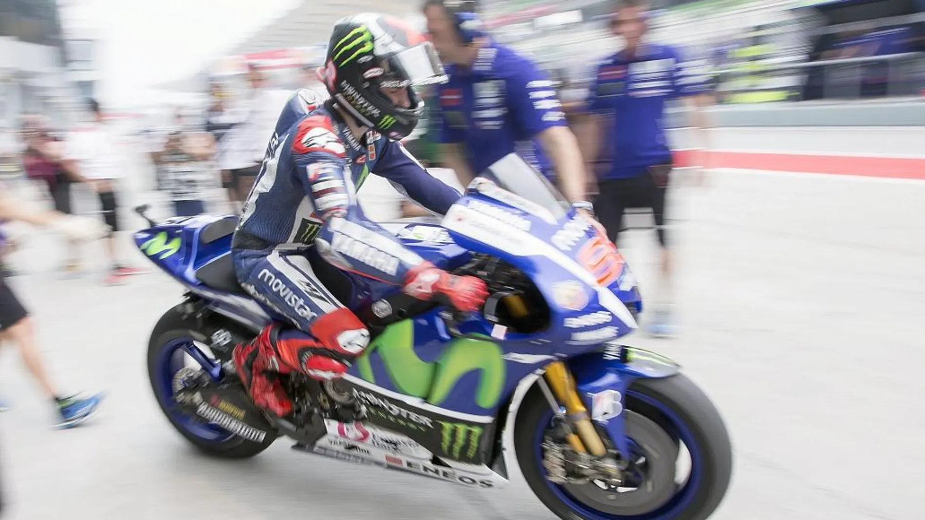 El piloto español de MotoGP Jorge Lorenzo, de Movistar Yamaha, durante los entrenamientos libres en el circuito internacional de Sepang en Kuala Lumpur (Malasia).