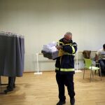Un cartero con los votos por correo en las elecciones del 20D
