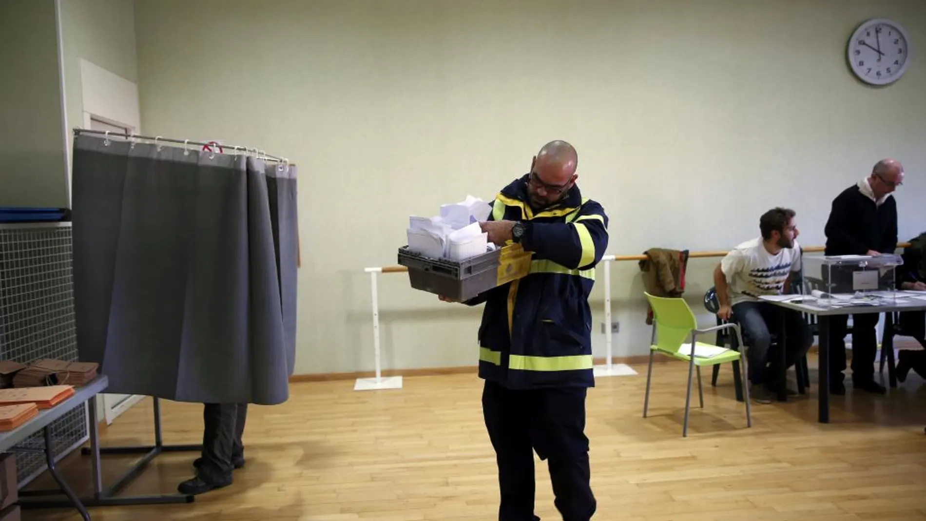 Un cartero con los votos por correo en las elecciones del 20D