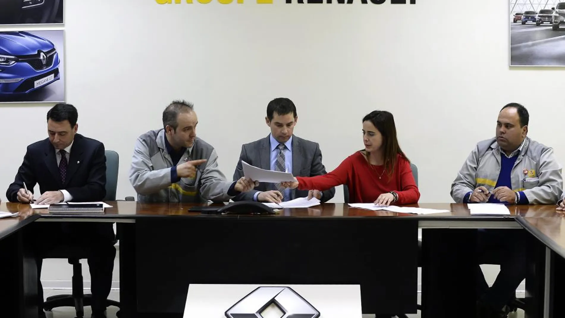 La dirección de Renault España y los sindicatos mayoritarios han firmado hoy, tras dos meses de negociación, un acuerdo para el periodo 2017-2020