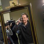 El líder de Podemos, Pablo Iglesias, se arregla antes de posar para la foto que le acredita como diputado en el Congreso
