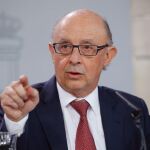 El ministro de Hacienda, Cristóbal Montoro, durante la rueda de prensa posterior a la reunión del Consejo de Ministros