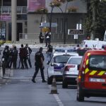 Varios policías aseguran el perímetro durante una operación antiterrorista en Villejuif el pasado miércoles