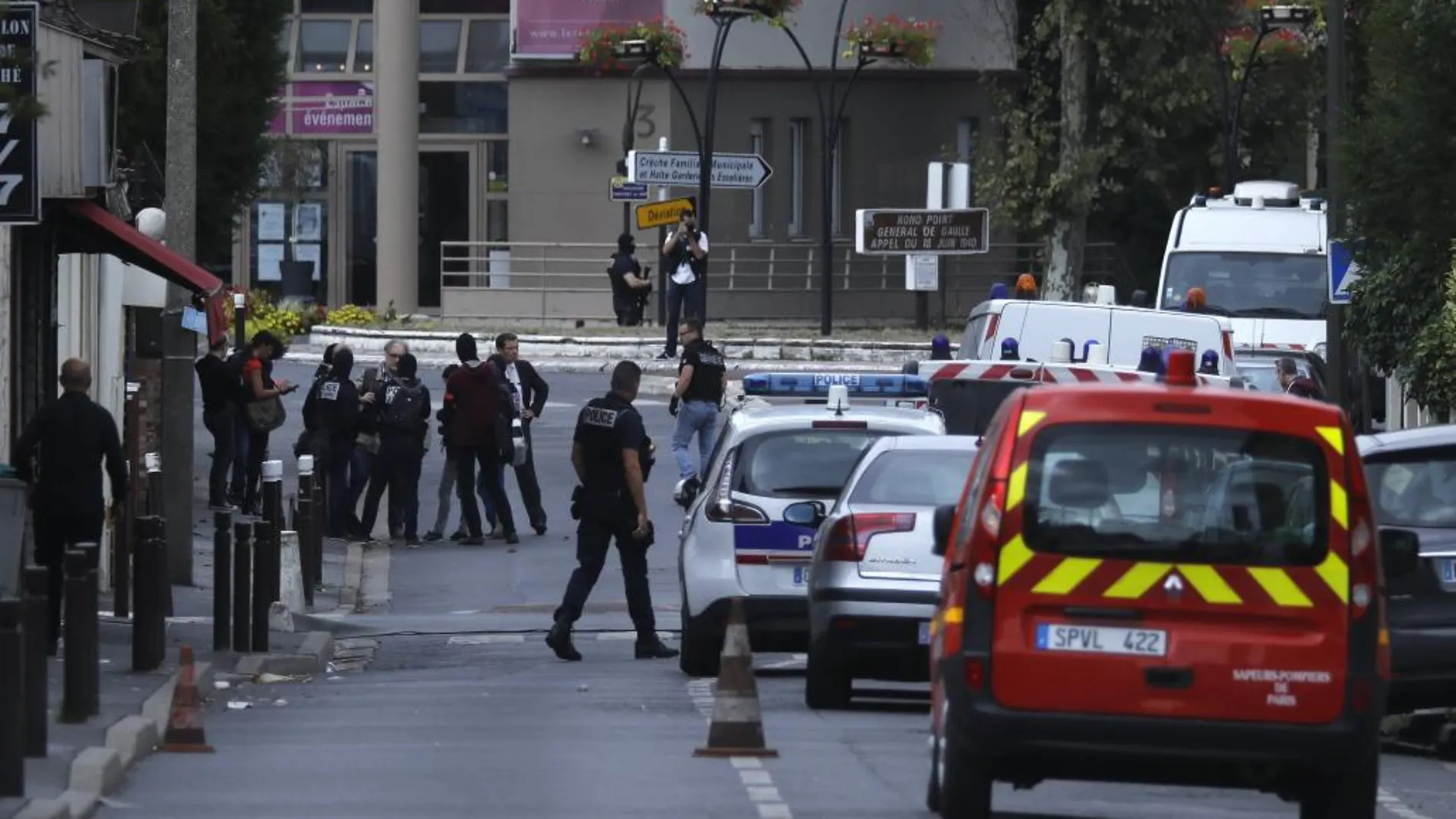 Varios policías aseguran el perímetro durante una operación antiterrorista en Villejuif el pasado miércoles