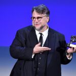 Guillermo del Toro con su León de Oro