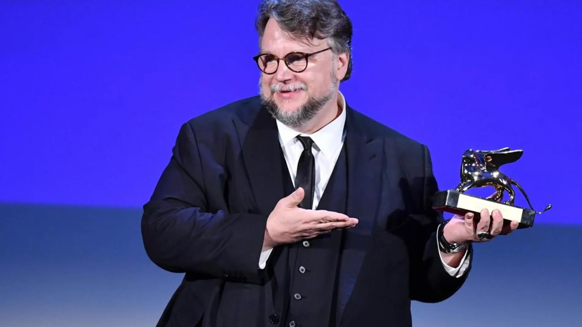 Guillermo del Toro con su León de Oro