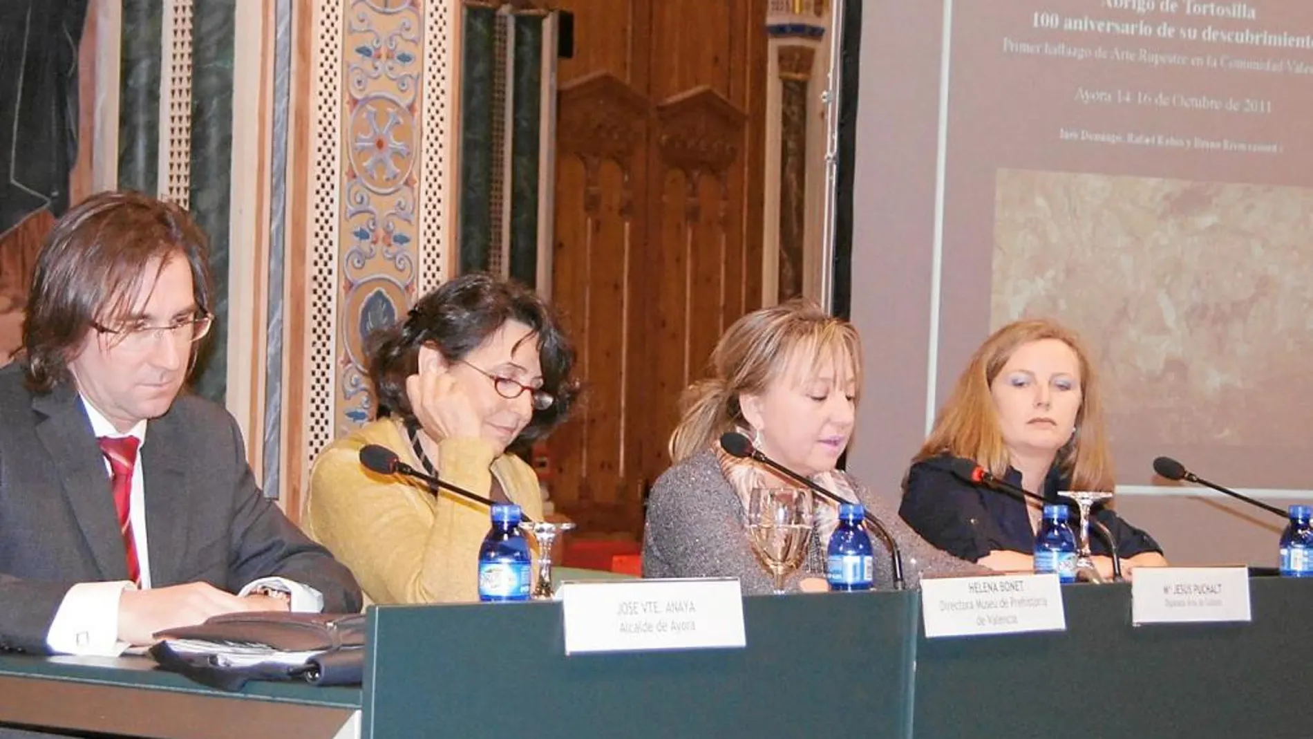 La diputada provincial de Cultura, María Jesús Puchalt, en la presentación del libro sobre el centenario del Abrigo de Tortosillas