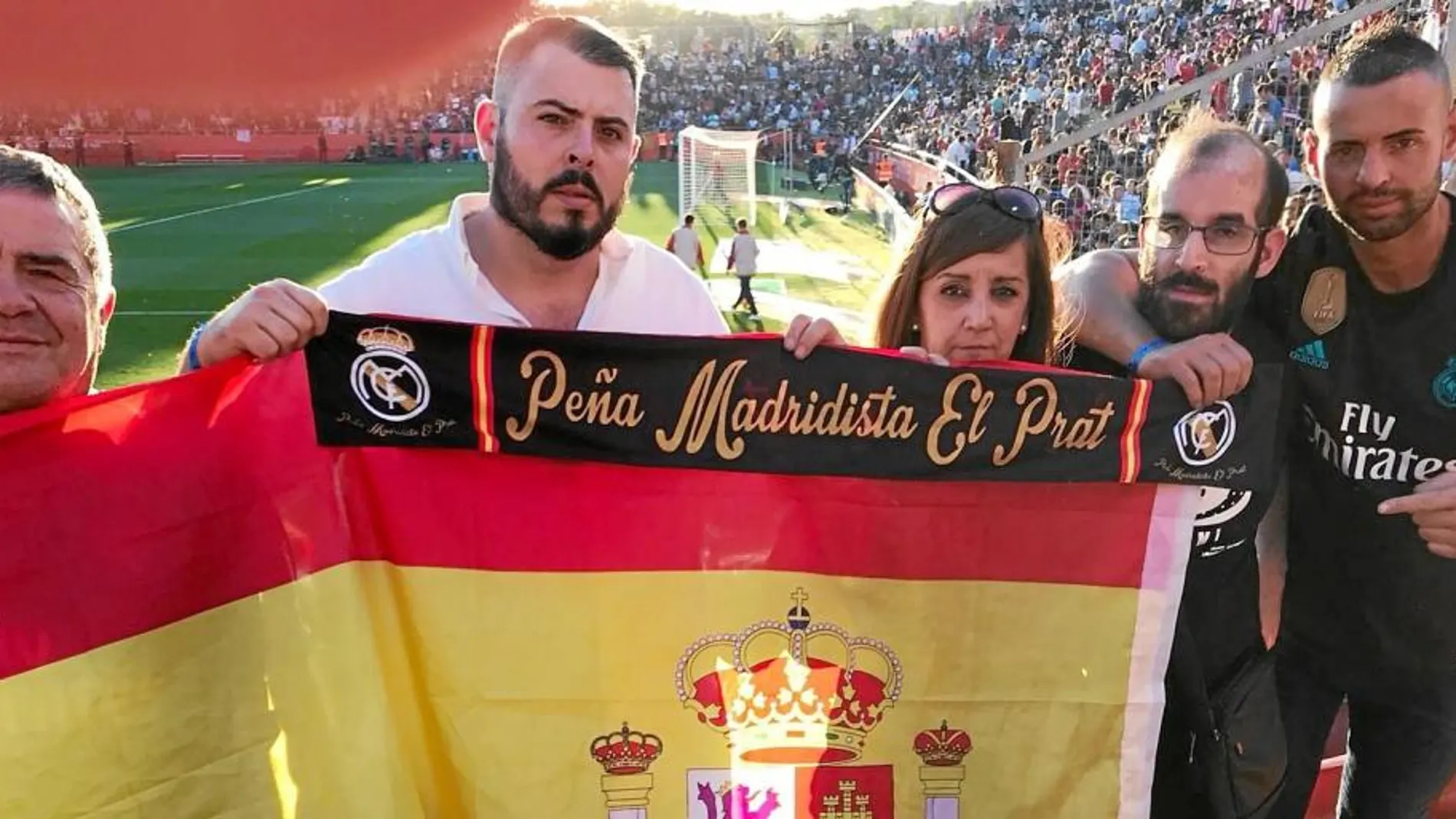 Mis amigos de la peña «El Prat» fueron a Montilivi con una gran bandera de España