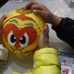 Un niño fabrica un farolillo para el Festival de las Linternas