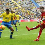 El centrocampista del Villarreal, Samu Castillejo , centra la pelota ante el centrocampista de la UD Las Palmas, David Simón