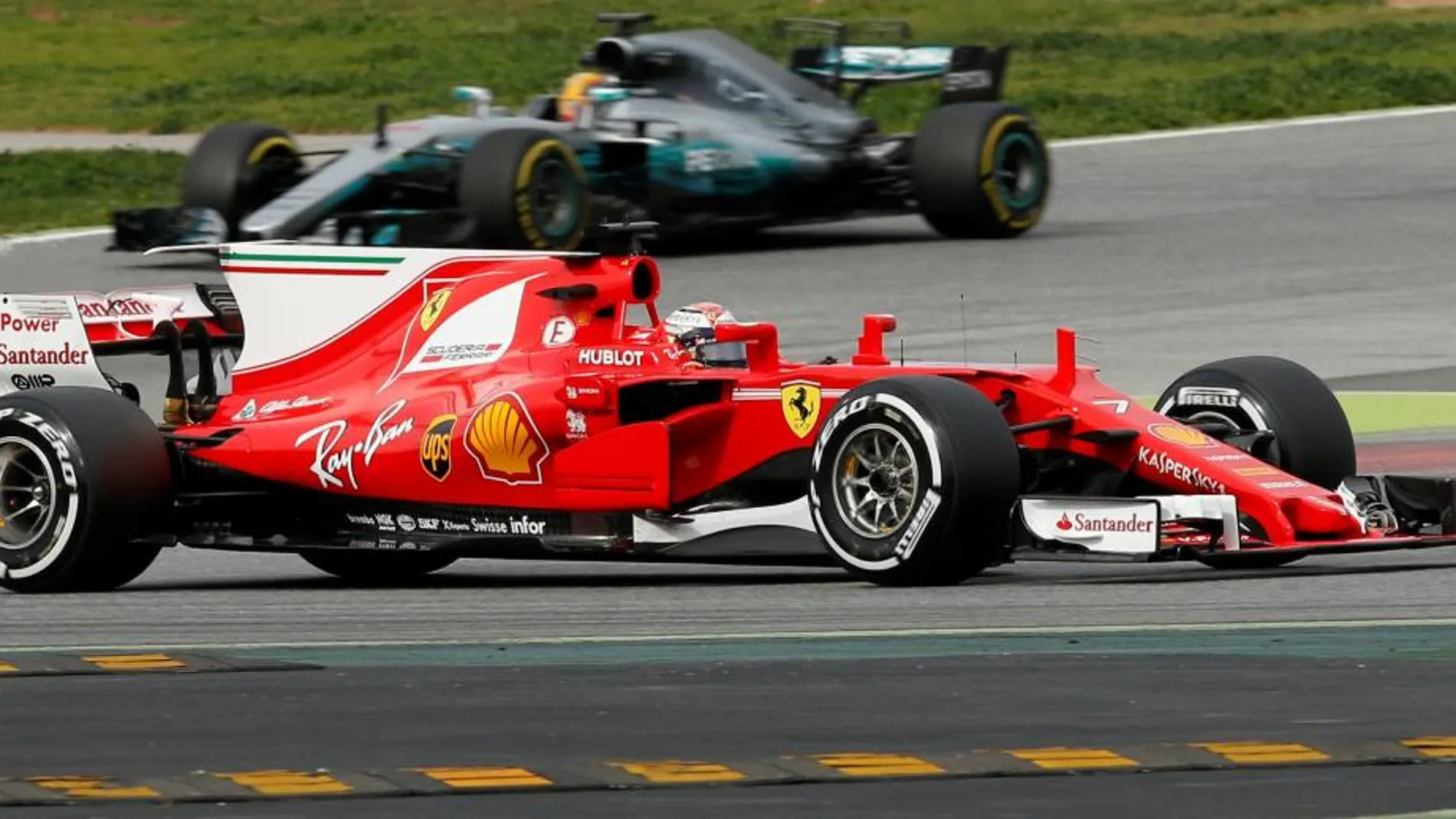 Kimi Raikkonen, en su Ferrari, seguido por el Mercedes de Lewis Hamilton