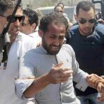 Policías tunecinos detienen a un sospechoso tras los atentados de Susa.