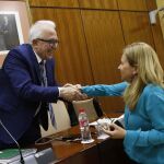 Sánchez Maldonado estrecha la mano a Ruiz-Sillero en el Parlamento andaluz