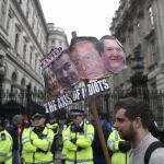 Manifestantes piden la dimisión de Cameron por los papeles de Panamá