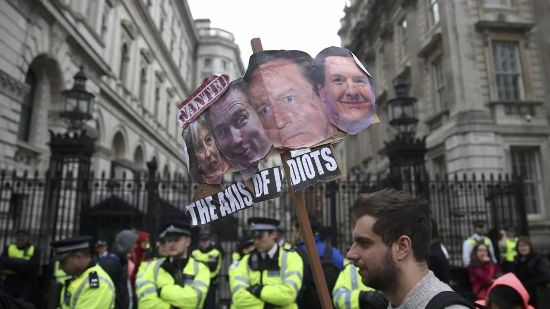 Manifestantes piden la dimisión de Cameron por los papeles de Panamá