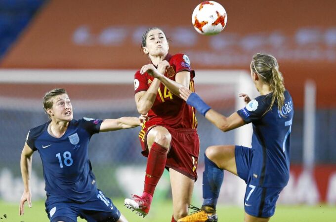 Vicky Losada intenta controlar la pelota ante la presencia de dos inglesas