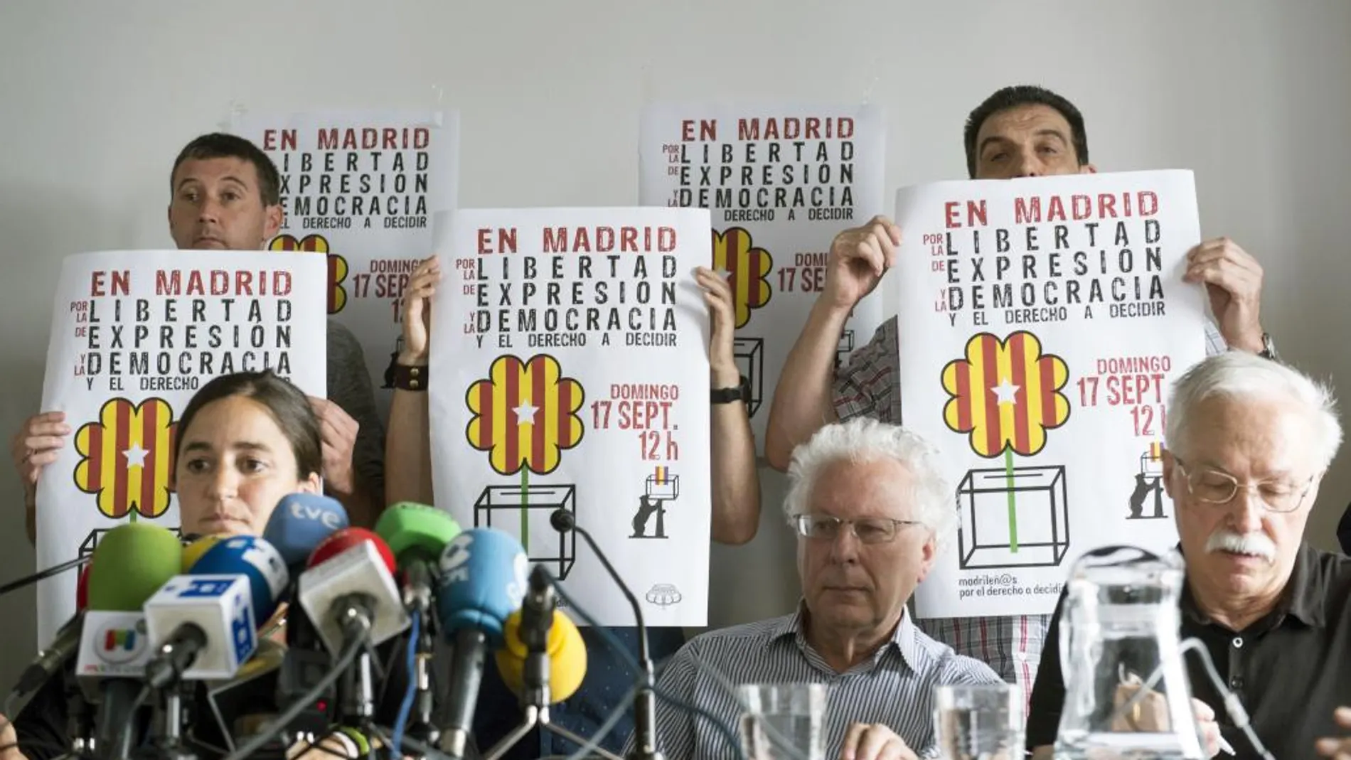 Elena Martínez, Javier Sábada y Jaime Pastor, representantes de la plataforma "Madrileños por el Derecho a Decidir"