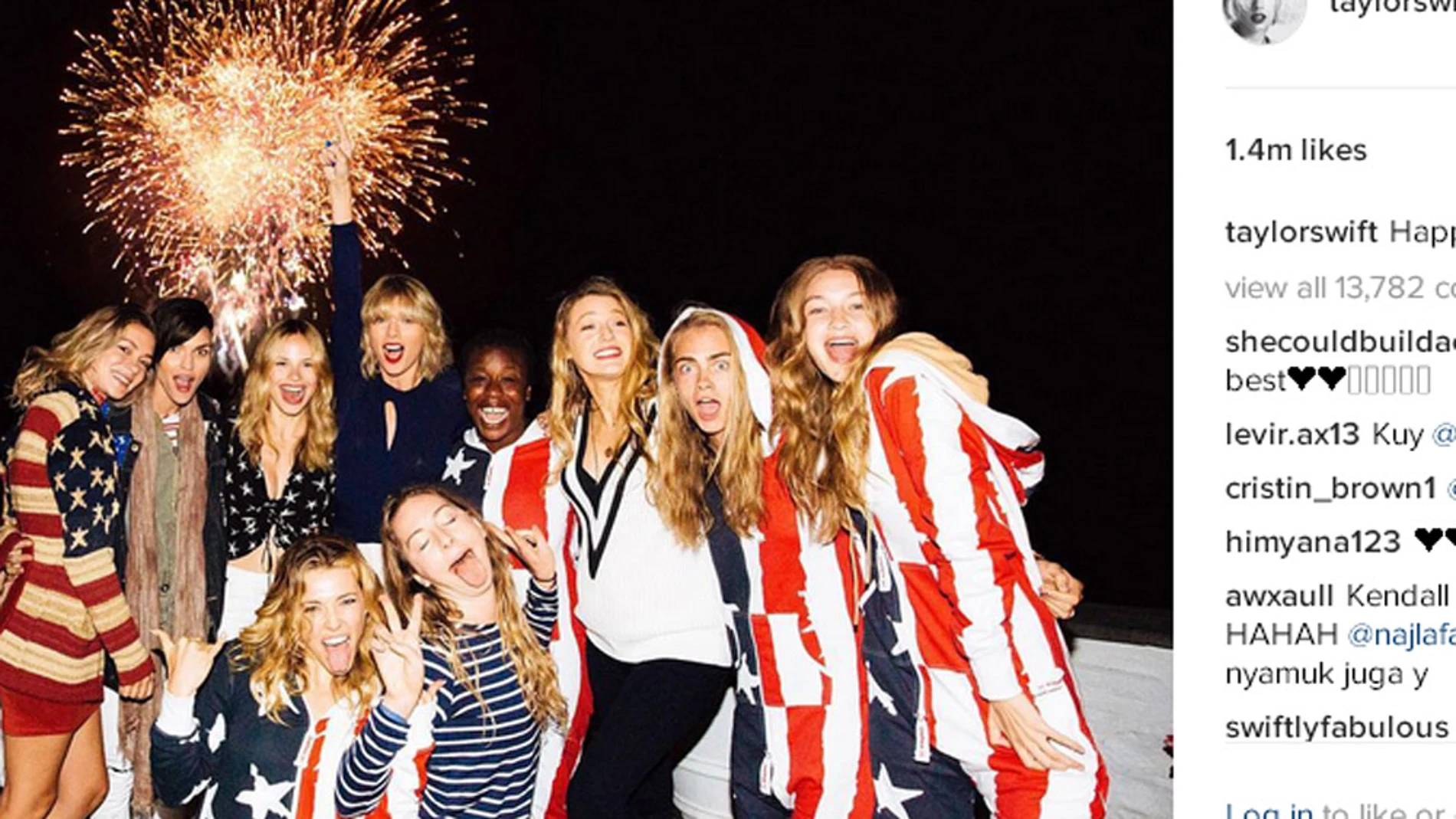 Taylor Swift exhibe su patriotismo rodeada de amigos