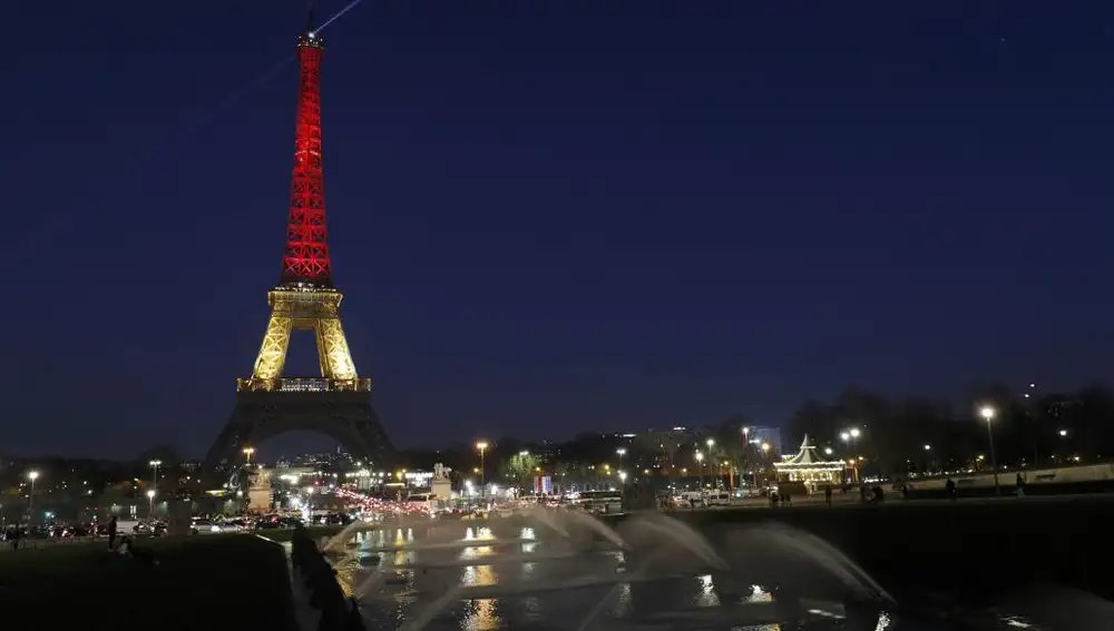 La Torre Eiffel de París (Francia) viste los colores de la bandera belga