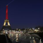 La Torre Eiffel de París (Francia) viste los colores de la bandera belga