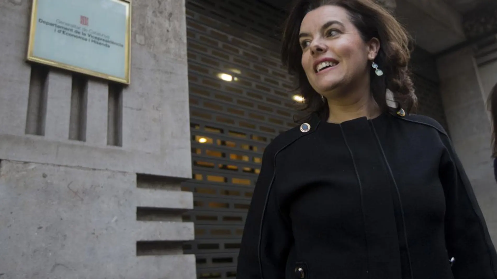 La vicepresidenta del Gobierno, Soraya Sáenz de Santamaría, ha llegado sobre las 17.10 horas de hoy a la sede de la consellería de Economía de la Generalitat