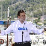 Mariano Rajoy, durante su intervención en un acto de campaña electoral que el PP ha celebrado hoy en Soller (Mallorca).