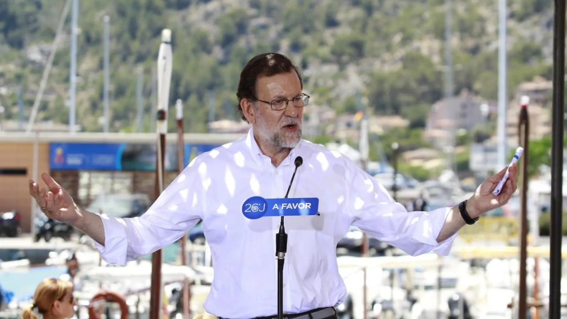Mariano Rajoy, durante su intervención en un acto de campaña electoral que el PP ha celebrado hoy en Soller (Mallorca).
