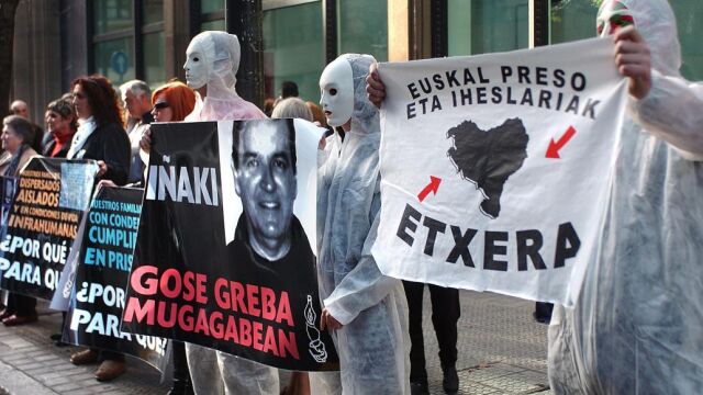 Medio centenar de familiares de presos de ETA, convocados por Etxerat