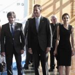 Carles Puigdemont y los reyes de España, don Felipe y doña Letizia, a su llegada hoy al acto de entrega de los premios Fundación Princesa de Girona 2016.