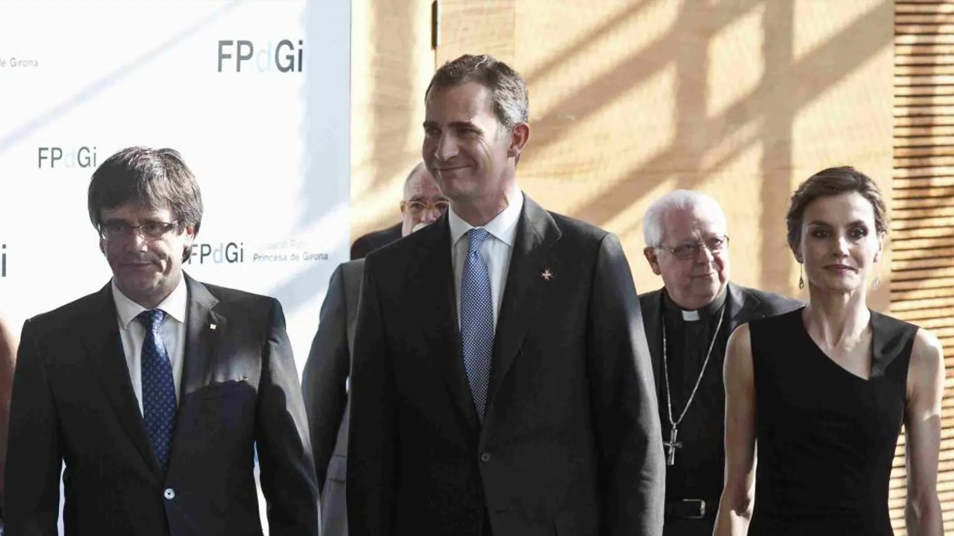 Carles Puigdemont y los reyes de España, don Felipe y doña Letizia, a su llegada hoy al acto de entrega de los premios Fundación Princesa de Girona 2016.