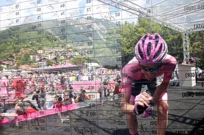 El ciclista holandés Steven Kruijswijk, del equipo Lotto Jumbo, con el maillot de líder de la general, firma antes de la salida de la 17º etapa
