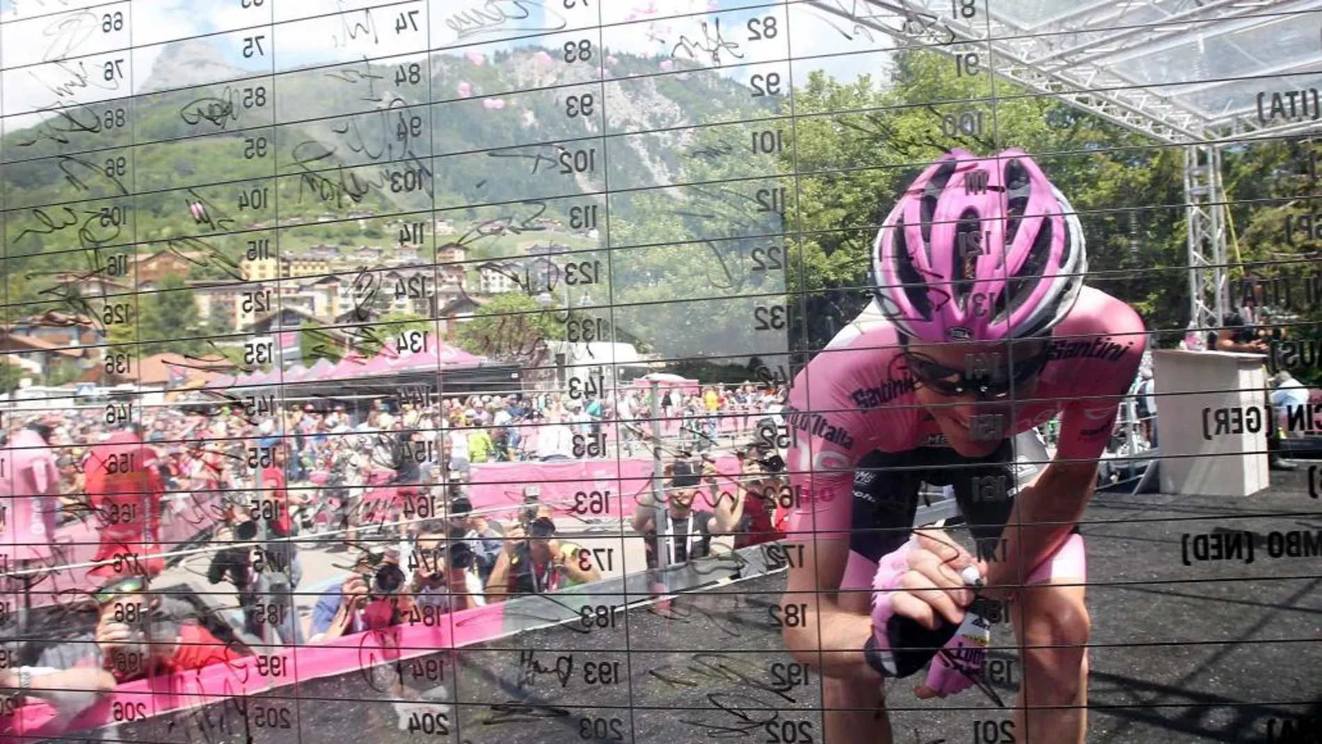 El ciclista holandés Steven Kruijswijk, del equipo Lotto Jumbo, con el maillot de líder de la general, firma antes de la salida de la 17º etapa